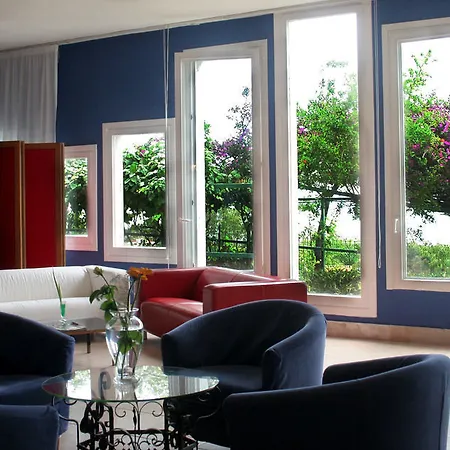 Sinuessa Terme 3* موندراغوني